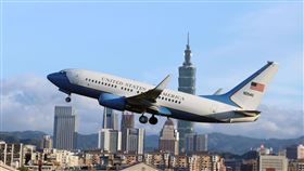 裴洛西旋風來訪18：01專機起飛離台。（記者邱榮吉/攝影）