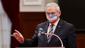 蔡總統接見美國會議員訪團  梅南德茲致詞總統蔡英文15日在總統府接見美國聯邦參議員葛瑞姆率領重量級聯邦參眾議員訪團，美國聯邦參議院外交委員會主席梅南德茲（Robert Menendez）（圖）致詞表示，此行要展現美國對台灣的支持，而中國在行前曾對訪團發函表示不滿，但他們沒有退縮，堅定訪台表達對台灣的承諾。中央社記者張皓安攝  111年4月15日