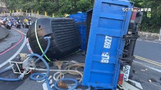 轉彎重心不穩！基隆灑水車翻覆漏油