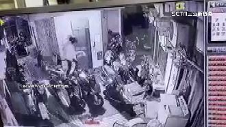 外送員送餐踩3機車坐墊　誇張畫面曝