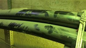 卓姓、王姓、林姓男子涉嫌竊取電纜線，得手駕車離開時遇警察巡邏，緊張自撞人行道石墩漏餡。圖／信義分局提供