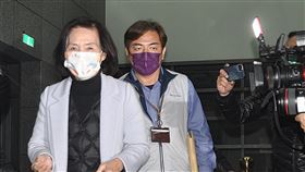 涉貪與財產來源不明  林姿妙遭聲押宜蘭縣長林姿妙（左）22日因案再度遭廉政署約談，經偵訊後23日凌晨遭移送宜蘭地檢署複訊。檢方偵訊後認為，林姿妙涉犯貪污治罪條例，還有財產來源不明，向法院聲請羈押禁見。中央社記者沈如峰宜蘭縣攝  111年2月23日