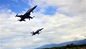 志航基地F5掛彈升空空軍台東志航基地幻象2000和F5戰機4日早上陸續掛彈升空；空軍表示是例行性訓練，與中共解放軍在台灣東部海域軍演無關。圖為F5戰機。中央社記者盧太城台東攝  111年8月4日