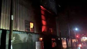 線西，鐵皮倉庫遭雷擊，大火，稻穀燒毀 (圖／翻攝畫面)