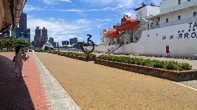 海巡巡航艦停靠高雄港