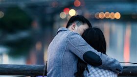 情人節前夕  情侶河岸邊相擁情人節即將到來，13日有男女來到台北大稻埕碼頭約會，在河岸邊緊緊相擁。中央社記者鄭清元攝  111年2月13日