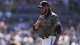 ▲釀酒人將拉密特（Dinelson Lamet）給DFA。（圖／美聯社／達志影像）