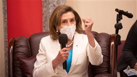 裴洛西訪立院  發表公開談話美國眾議院議長裴洛西（Nancy Pelosi）2日晚間抵台，3日上午拜訪立法院並發表公開談話，裴洛西指出，台灣是全世界最自由的社會之一，也讚美台灣的防疫表現，並希望未來美國與台灣的國會之間，能有更多往來及交流。中央社記者趙世勳攝  111年8月3日
