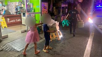 想幫媽多賺錢！7歲兄不睡帶妹賣飾品