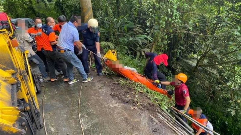 新／台南小山貓翻覆　駕駛受困墜山溝
