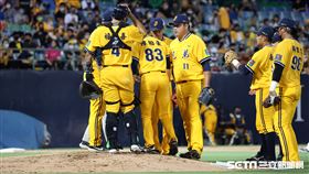 ▲中信兄弟投手教練佛斯特上場更換投手。（圖／記者劉彥池攝影）