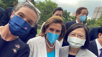 小英與裴洛西自拍照曝光！由她掌鏡