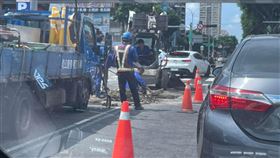 修馬路，一個洞挖8次。（圖／翻攝自爆廢公社臉書）