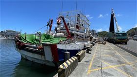中共軍演  宜蘭漁民受影響受中國在台海周邊實施軍演影響，宜蘭蘇澳約有200艘漁船暫時3天不出海，漁獲經濟損失約新台幣5000萬元。圖為蘇澳漁船4日在港口整補情況。（讀者提供）中央社記者沈如峰宜蘭傳真  111年8月4日