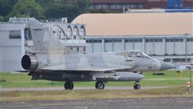 志航基地幻象掛彈升空（1）空軍台東志航基地幻象2000和F5戰機4日早上陸續掛彈升空；空軍表示是例行性訓練，與中共解放軍在台灣東部海域軍演無關。圖為幻象起飛前檢查。中央社記者盧太城台東攝  111年8月4日