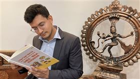 印度—台北協會楊丹杰副會長協助宣傳新住民美食手冊。（圖／翻攝自新北市府官網）