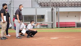 遭質疑棒球場未驗收開賽  竹市府：已獲使用執照多名新竹市議員4日在議會質疑為何新竹市立棒球場未驗收就開賽，市府表示，棒球場已取得使用執照，且也安排各項目測試，多方確定場地狀態後才使用。圖為市府人員日前會勘棒球場情形。（新竹市政府提供）中央社記者郭宣(文三)傳真  111年8月4日