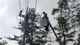 路樹倒塌波及電線桿  台電搶修梨山恢復供電中部山區連日下雨，台8線中橫公路96.5K處15日發生路樹倒塌，波及附近電線桿，導致梨山部分地區停電，台電緊急派員搶修，下午恢復全線供電。（台電台中區處提供）中央社記者郝雪卿傳真  111年5月15日