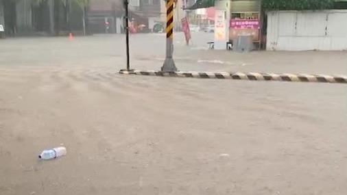 新／雨彈狂炸！嘉義淹成漂漂河畫面曝