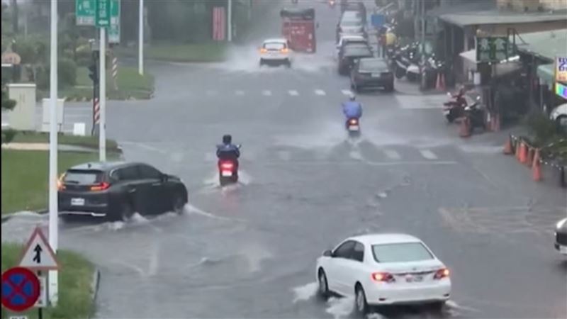 雨炸南台！鐵路停擺　驚見人孔蓋噴泉