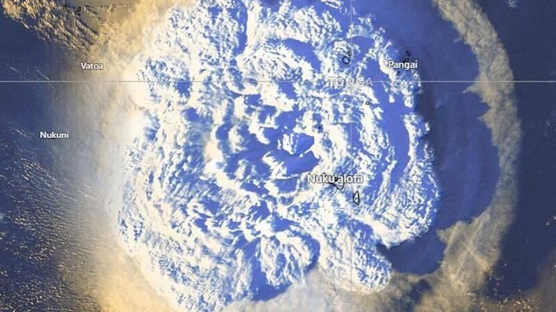 東加海底火山爆發　巨量水蒸氣噴射