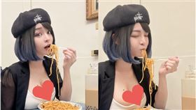 郭鬼鬼吃義大利麵加珍奶，性感模樣讓網友暴動。（圖／翻攝自臉書）