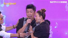 楊繡惠出場熊抱荒山亮被主持人喊卡！（圖／超級夜總會提供）