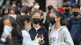 考生開心完成國中會考（3）國中教育會考22日進入第二天，西松高中考場應試的考生結束最後一科測驗後，與同學滿面笑容地離開考場。中央社記者裴禛攝  111年5月22日