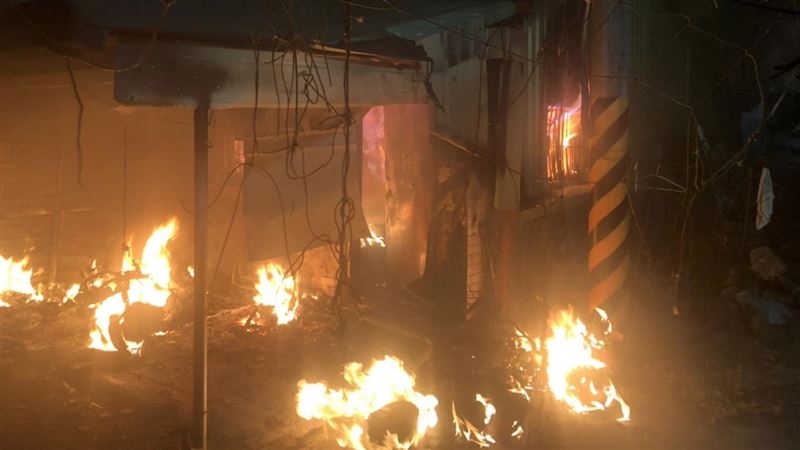 「拿刀嚷放火」火燒3戶！洗腎男身亡