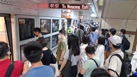 北捷文湖線大直站有車廂冒煙。（圖／翻攝自劉宇臉書）