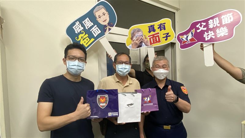 方仰寧親挑面膜　祝南警父親節有面子