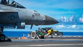 不斷更新／雷根號甲板畫面曝光　突擊艦美利堅號確定離港！