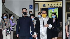 王炳忠等人涉犯國安法  二審仍判無罪（3）中國籍男子周泓旭與新黨青年軍王炳忠等人涉犯國家安全法案件，一審認定檢方舉證不足，判決無罪，檢方不服提上訴。二審的高院13日駁回上訴，仍判被告無罪。圖為王炳忠（前左）上午在律師魏憶龍（前中）陪同下出庭。中央社記者趙世勳攝  111年5月13日