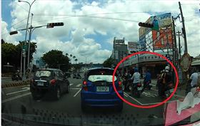 悚！台中轎車闖紅燈　2騎士噴飛墜地（圖／翻攝自爆料公社）