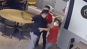 林姓退休憲兵酒後持酒瓶作勢打店員遭移送法辦。（圖／翻攝畫面）