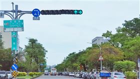 原PO在路上發現10個燈的號誌燈。（圖／翻攝自《路上觀察學院》）