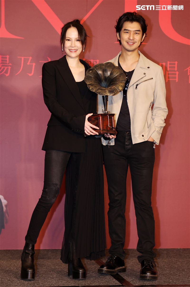 楊乃文重磅回歸睽違八年「繆斯MUSE」演唱會，陳柏霖送上留聲機祝福。（記者邱榮吉/攝影）