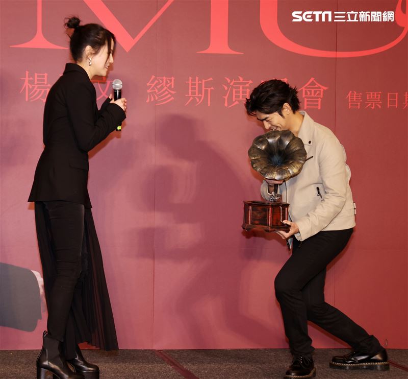楊乃文重磅回歸睽違八年「繆斯MUSE」演唱會，陳柏霖送上留聲機祝福。（記者邱榮吉/攝影）