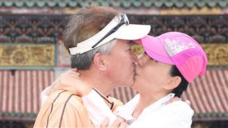 狄鶯龍山寺還願保全制止　跟孫鵬舌吻