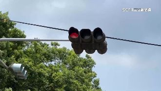 紅綠燈罩熱到融化變形？燈罩變波浪狀