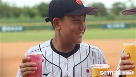 陳偉殷跨海送飲料為日本小球員打氣。（圖／記者蔡厚瑄攝影）