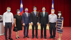 貿協駐基輔主任徐裕軒(圖中)獲外交部長吳釗燮(右3)親頒睦誼外交獎章，由母親李瑞琴(左2)、貿協董事長黃志芳(左三)與徐裕軒親友陪同出席。（圖／貿協提供）