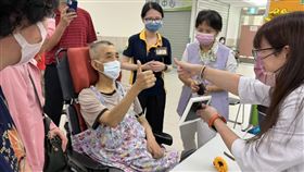 已無法言語的百歲人瑞張爺爺「一個讚」，讓家屬感動落淚。（圖／台中醫院提供）