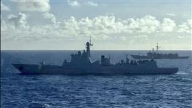 網傳我成功級巡防艦跟監共軍052C長春艦，國防部及海軍這樣說。（圖／翻攝自記者爆料網）