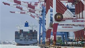 財政部公布6月出口422億美元（1）財政部8日公布6月海關進出口貿易初步統計，6月出口金額為422億美元、年增15.2%，創歷年單月次高；進口金額為375.6億美元、年增19.2%，為單月第3高。圖為高雄港區一艘貨櫃船靠泊，進行貨櫃裝卸。中央社記者董俊志攝  111年7月8日