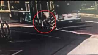 她走道路水溝蓋被捲公車輪下！畫面曝