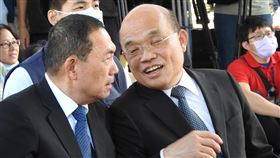 三峽農會120週年慶　蘇貞昌侯友宜互動熱絡行政院長蘇貞昌（前右）25日到新北市參加三峽區農會120週年慶活動，與新北市長侯友宜（前左）不時交流，互動頻頻。中央社記者王鴻國攝　109年10月25日