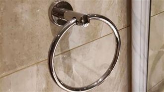 童玩鐵環套小弟弟拔不掉　忍痛1天慘變形