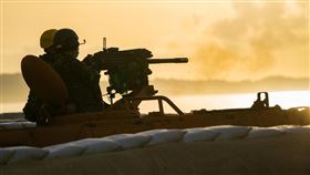 中共無人機持續夜擾  金防部高度警戒（2）中共無人機4日晚間進到烈嶼貴山據點前1500公尺，駐守部隊立刻發射信號彈示警，之後無人機就朝中國大陸方向飛離，國軍後續保持監控及高度警戒。圖為漢光實兵演練畫面。（金防部提供）中央社記者黃慧敏傳真  111年8月5日