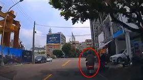 高雄,新興分局,機車,紅燈,躲太陽